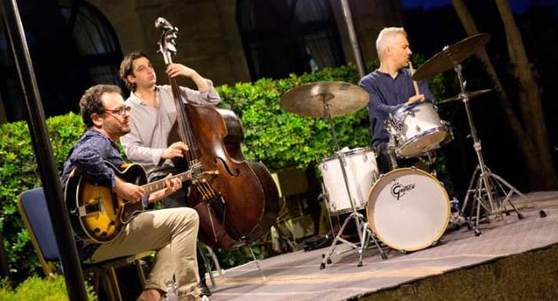 Hotel Phoenicia’s iconic Rotunda played host to Jazz on the Fringe attracting a knowledgeable crowd of jazz enthusiasts with an evening under the stars in Phoenicia’s classic garden