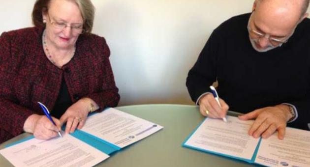ER-WCPT Chairman Sarah Bazin and CPME President Dr de Hallen signing the 1st European MoU