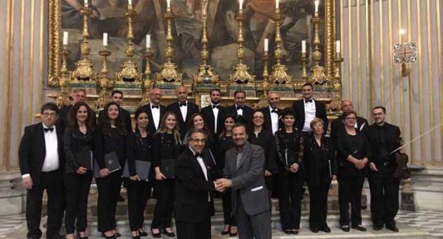 Festival di Pasqua artistic director Enrico Castiglione congratulating Mro Attard and the Gaulitanus Choir