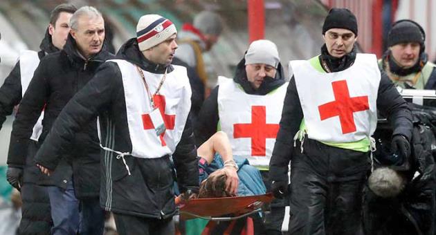 Atletico's Filipe Luis is stretchered off after sustaining an injury during the Europa League, round of 16 second leg soccer match between Lokomotiv Moscow and Atletico Madrid, in Moscow, Russia, Thursday, March 15, 2018. (AP Photo/Pavel Golovkin)