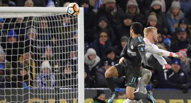 Chelsea's Pedro, center, scores his side's second goal during the English FA Cup quarterfinal soccer match between Leicester City and Chelsea, at the King Power stadium in Leicester, England, Sunday, March 18, 2018. (AP Photo/Frank Augstein)
