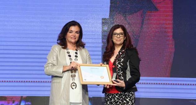 Professor Lilian Azzopardi receiving the International Pharmaceutical Federation Fellowship from FIP president, Carmen Pena