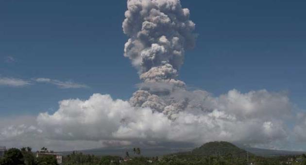 A huge column of ash shoots up to the sky during the eruption of Mayon volcano Monday, Jan. 22, 2018 as seen from Legazpi city, Albay province, around 340 kilometers (200 miles) southeast of Manila, Philippines. 