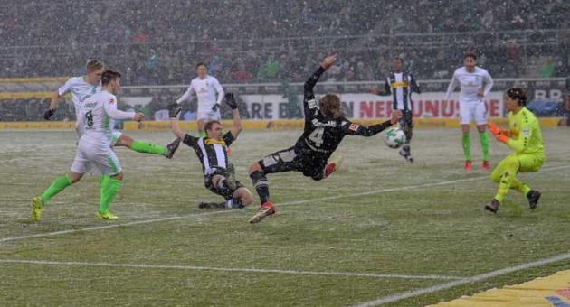 Aron Johannsson ended his long wait for a Bundesliga goal as Bremen claimed a point at Mönchengladbach.