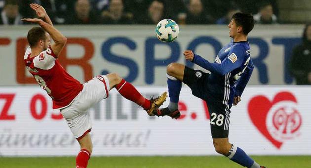Mainz's Levin Oztunali, left, and Schalke's Alessandro Schoepf challenge for the ball during a German first division Bundesliga soccer match between FSV Mainz 05 and FC Schalke 04 in Mainz, Germany, Friday, March 9, 2018.(AP Photo/Michael Probst)