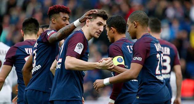 PSG's Thomas Meunier, center, celebrates with teammate Kylian Mbappe, right, after scoring his side's opening goal during the French League One soccer match between Paris Saint-Germain and Metz at the Parc des Princes Stadium, in Paris, France, Saturday, March 10, 2018. (AP Photo/Thibault Camus)