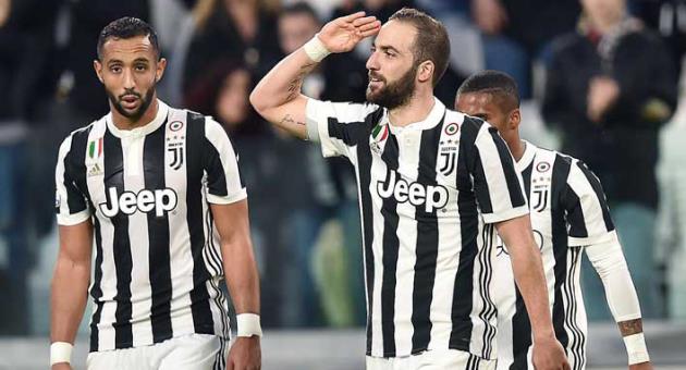 Juventus' Gonzalo Higuain, right, celebrates after scoring his team's first goal during the Italian Serie A soccer match between Juventus and Atalanta at the Allianz Stadium in Turin, Italy, Wednesday, March 14, 2018. (Alessandro Di Marco/ANSA via AP)