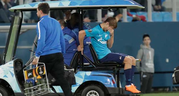 Zenit's Alexsander Kokorin leaves the field after getting injured during the Europa League round of sixteen second leg soccer match between Zenit St. Petersburg and Leipzig, at the Saint Petersburg stadium in St.Petersburg, Russia, Thursday, March 15, 2018. (AP Photo/Dmitri Lovetsky)
