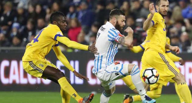 Spal's Mirco Antenucci, center, fights for the ball with Juventus' Blaise Matuidi, left, and Giorgio Chiellini during a Serie A soccer match between Spal and Juventus, at the Paolo Mazza Stadium in Ferrara, northern Italy, Saturday, March 17, 2018. (Elisabetta Baracchi/ANSA via AP)
