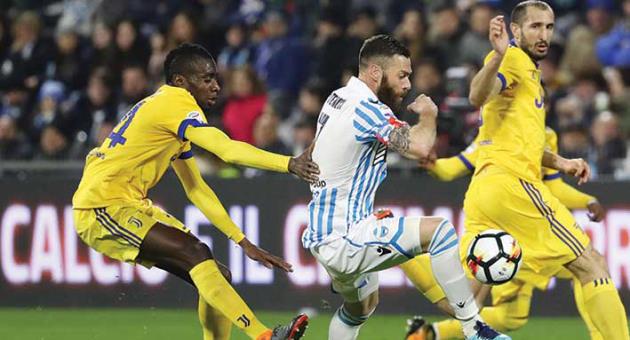 Spal's Felipe Dal Bello, left, and Juventus' Douglas Costa fight for the ball during a Serie A soccer match between Spal and Juventus, at the Paolo Mazza Stadium in Ferrara, northern Italy, Saturday, March 17, 2018. (Elisabetta Baracchi/ANSA via AP)