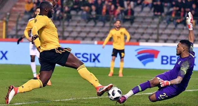 Belgium's Romelu Lukaku, left, kicks the ball towards Saudi Arabia's goalkeeper Fawaz Algarni during an international friendly soccer match between Belgium and Saudi Arabia at King Baudouin stadium in Brussels on Tuesday, March 27, 2018. (AP Photo/Geert Vanden Wijngaert)