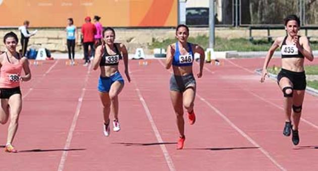 Rachel Fitz winning the 100m