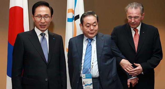 In this July 5, 2011, file photo, President of the International Olympic Committee (IOC) Jacques Rogge, right, meets with South Korean President Lee Myung-bak, left, and Samsung Chairman Lee Kun-hee, center, in Durban, South Africa, ahead the opening ceremony for the 123rd IOC session that will decide the host city for the 2018 Olympics Winter Games. Samsung has denied a media report it launched illicit lobbying to help bring the 2018 Winter Olympics to Pyeongchang, South Korea. (AP Photo/Rajesh Jantilal-Pool, File)