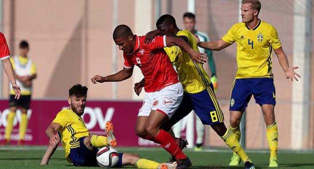 Malta's Kyrian Nwoko (C) tries to go through the Swedish defence. Photos © Domenic Aquilina