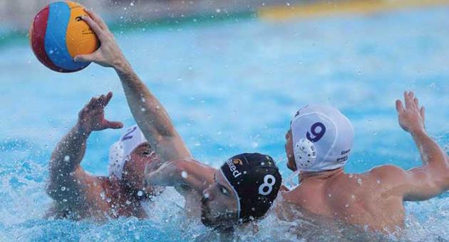 Neptunes Leo Vegas' Jordan Camilleri (C) lunges to score against Sirens Greentube. Photo: Domenic Aquilina