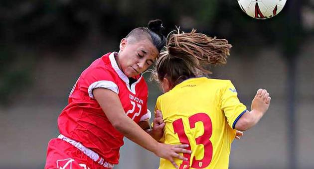 Malta's Rohanne Zahra (L) out jumps Daniela Mates (R) of Romania during Malta's 2-1 defeat to the Romanians. Photo © Domenic Aquilina