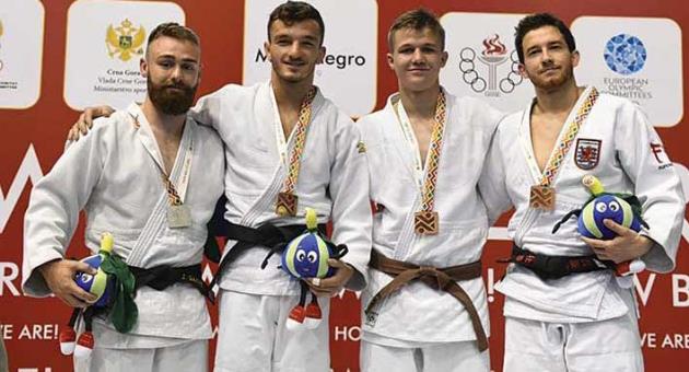Jeremy Saywell (first from left) posing with his medal yesterday.  Photo: Valhmor Camilleri