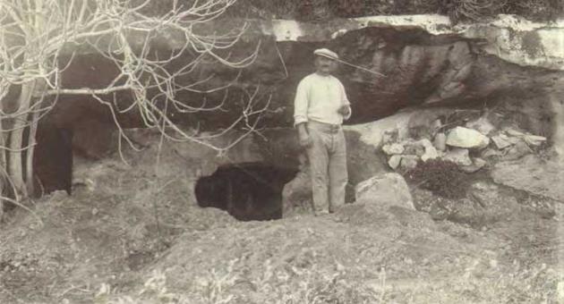 Indrí at Ta' Bistra Catacombs in 1933. (Credit - Heritage Malta, National Museum of Archaeology)