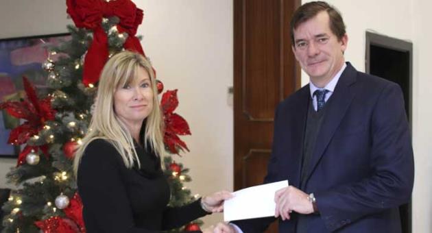 Jane Mizzi from Foodbank Lifeline Foundation (left) receiving donation on behalf of employees from Felipe Navarro (right), President and CEO of MAPFRE Middlesea