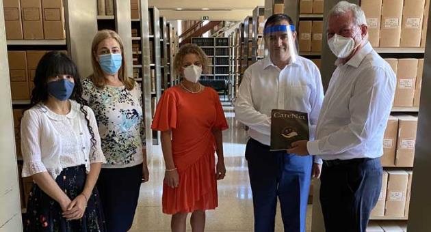 Nazzareno Vassallo presenting a copy of CareNet to Dr Charles Farrugia. Looking on (from left) are Rachelle Mizzi from the National Archives’ Memorja team, Simonne Schembri and Natalie Briffa Farrugia