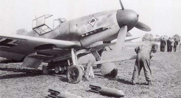 A Messerschmitt Bf109F-4B of Jabo 10/JG53 based at San Pietro airfield in Sicily being loaded with a 50kg aerial bomb, in March 1942.