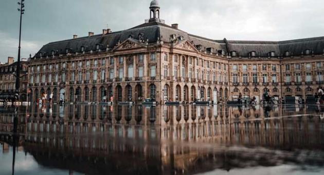 Photography: CAB. Place de la Bourse, designed by architect Ange-Jacques Gabriel and built from 1730 to 1775  along the Garonne River in Bordeaux. The Miroir d'eau, built in 2006, is the world's largest reflecting pool.