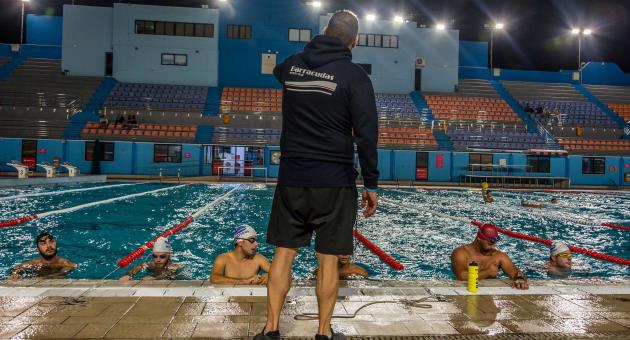 Keith Scott Grima, recently-appointed Head Coach of Barracudas, holds a training session for the team’s senior players in mid-October at the National Swimming Pool at Tal-Qroqq Sports Complex. (photo by Monika Keszthelyi)