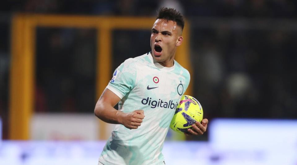 Martinez scores twice, Inter fight back to beat Cremona 2-1