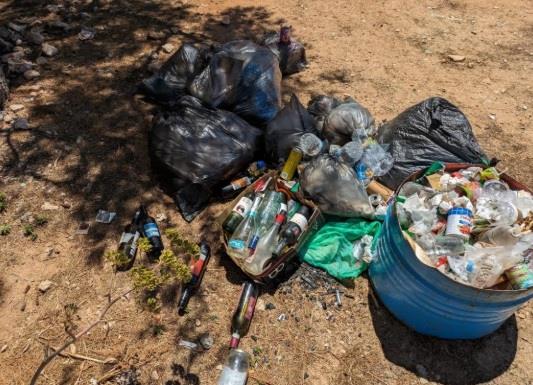 Blue Lagoon area still full of litter in spite of government promises, NGO says - The Malta Independent