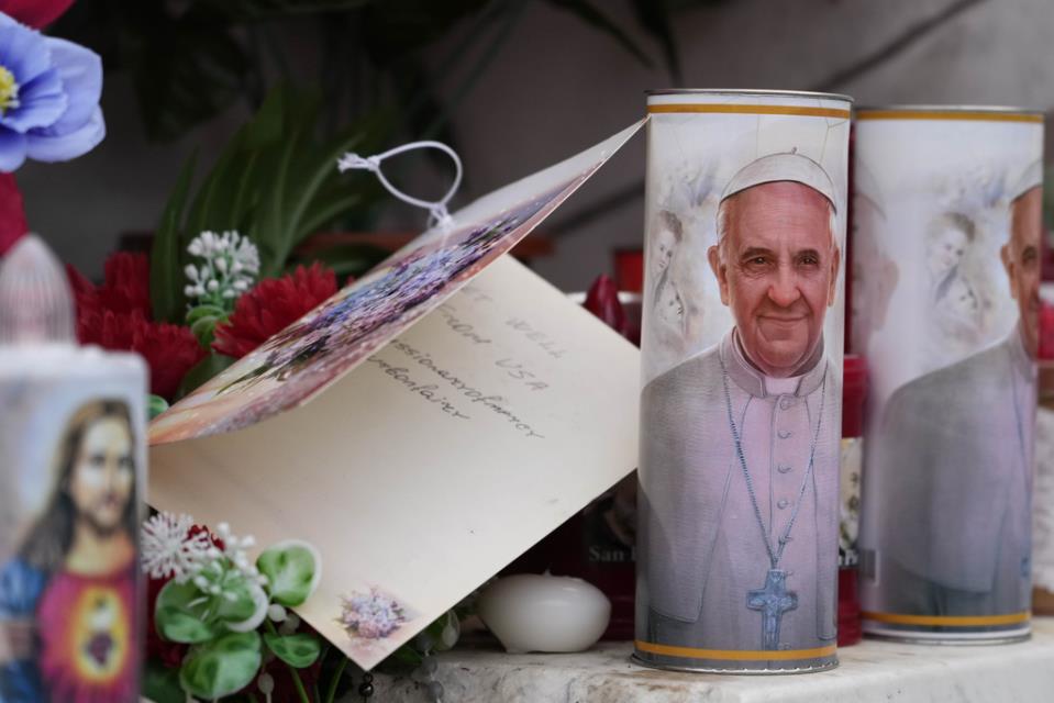 Italy PM Meloni visits pope in hospital, says he