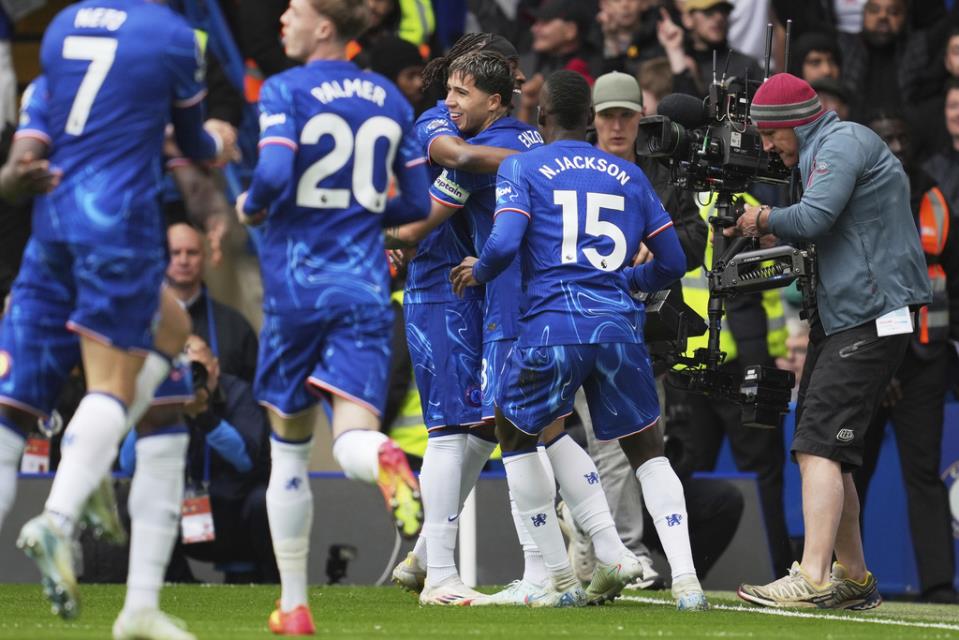 Chelsea win and Newcastle draw to tighten top-five race as United loses ...