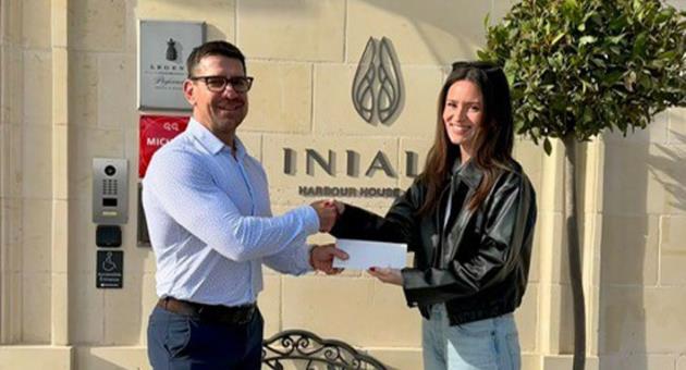 David Wiengard (GM, Iniala Harbour House) presenting voucher to 1st prize winner Robyn Marshall.