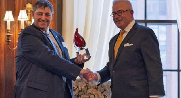 Jesmond Gatt, chairman of the MFSA (left), receives the Insurance Federation of New York’s 2025 Free Enterprise Award from Howard Mills, president of IFNY.