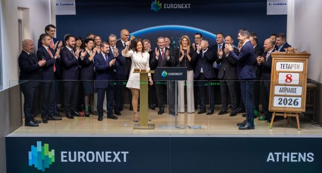 Eleni Vrettou, rigning the bell today at the Athens Stock Exchange, marking the first trading session of CrediaBank’s new shares, following its highly successful capital increase.