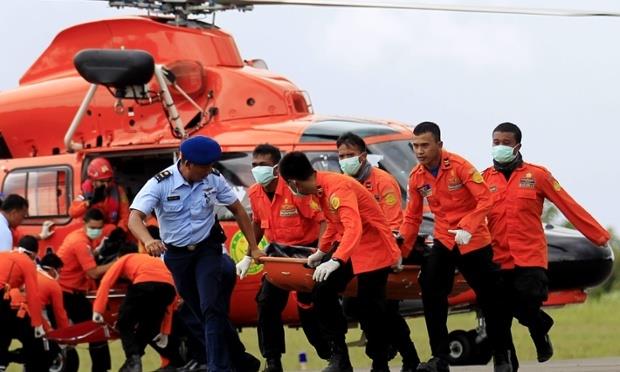 AirAsia Flight 8501: Crash search reveals fifth large 